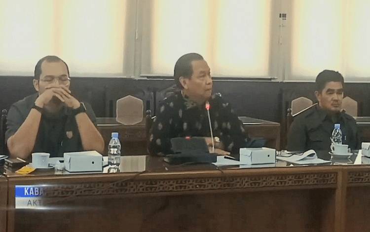 Anggota Komisi IV membidangi infrsatruktur, Sugiyarto (tengah) ketika mengikuti rapat kerja bersama mitra dewan Kalteng. (FOTO: DONNY D)