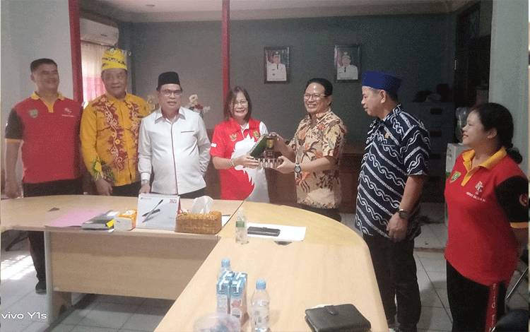 Kepala Disbudparpora Barito Timur menerima kunjungan kerja Anggota Komisi IV DPRD Kalsel, Jumat, 18 Agustus 2023. (FOTO: ALFIRDAUS)