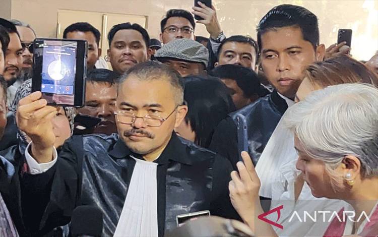 Pengacara Kamaruddin Simanjuntak memberikan keterangan kepada wartawan sebelum pemeriksaan dirinya sebagai tersangka di Bareskrim Polri, Jakarta, Senin (14/8/2023). (ANTARA/Laily Rahmawaty)