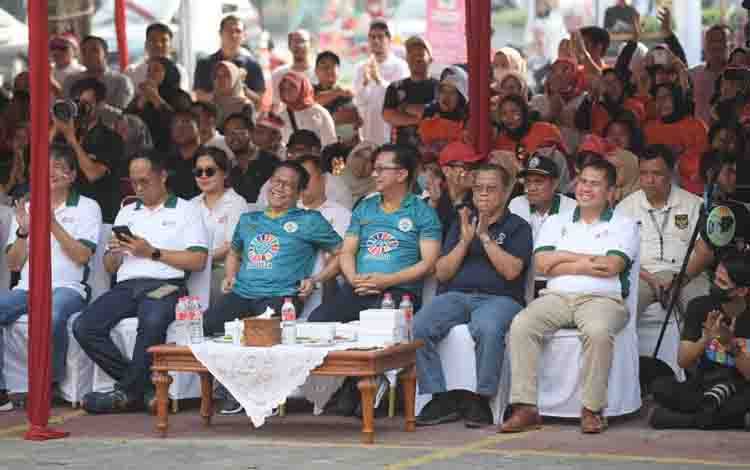 Mendes PDTT Abdul Halim Iskandar (empat kanan) menghadiri rangkaian peringatan HUT Ke-78 RI di lapangan Kemendes PDTT, Jakarta, Jumat (18/8/2023). ANTARA/HO-Kemendes PDTT