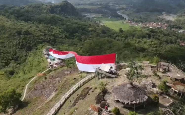 Bendera merah putih ukuran 150x10 meter dibentangkan di Bukit Panyangrayan, Sukaraja, Kabupaten Tasikmalaya, Jawa Barat, Sabtu (19/8/2023). (ANTARA/HO-Kodim Tasikmalaya)