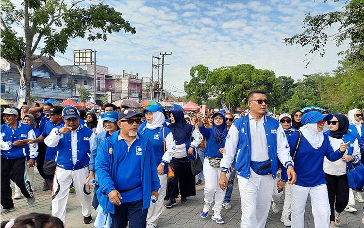  Ketua DPD PAN Kobar Tuslam Amirudin memimpin kegiatan jalan sehat dalam rangka HUT ke 25 PAN dan Dirgahayu RI ke 78, diikuti ribuan peserta. (FOTO : DANANG)