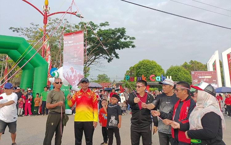 Wakil Bupati Murung Raya Rejikinoor saat melepaskan balon sebagai tanda dilepasnya peserta jalan sehat tepat di samping bundaran Emas Kota Puruk Cahu.