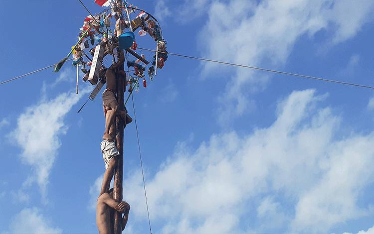 Warga RT 01 Kelurahan Sidorejo laksanakan perayaan puncak dengan lomba panjat pinang dalam memperingati HUT ke-78 RI, Minggu, 20 Agustus 2023. (FOTO: NURITA)