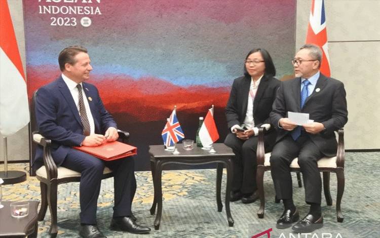 Menteri Perdagangan (Mendag) RI Zulkifli Hasan melakukan pertemuan bilateral dengan Menteri Negara untuk Perdagangan Internasional Inggris Nigel Huddleston di sela Pertemuan Menteri Ekonomi ASEAN (AEM) ke-55 di Semarang, Jawa Tengah, Minggu (20/8/2023). (ANTARA/Indra Arief Pribadi)