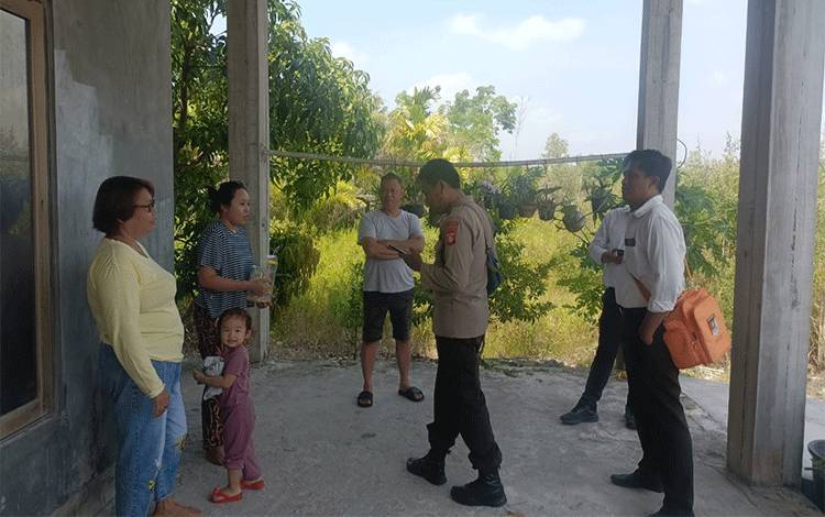 Anggota SPKT Polresta Palangka Raya saat mendatangi rumah korban di Jalan Yos Sudarso XVII (Foto : SPKT Polresta Palangka Raya)