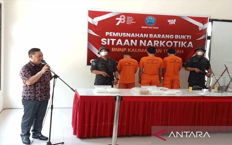 Bupati Kotim Halikinnor memberikan sambutan dalam acara pemusnahan sabu seberat 9,2 kilogram hasil tangkapan BNNP Kalteng di Kotim yang dilaksanakan di Palangka Raya, Senin (21/8/2023). ANTARA/Adi Wibowo 
