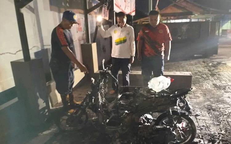 Anggota DPKP Kota Palangka Raya saat melakukan asesmen kendaraan terbakar di RS Permata Hati (Foto : DPKP Kota Palangka Raya)