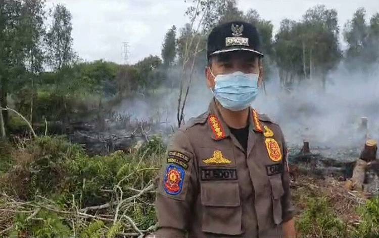 Camat MB Ketapang Eddy Hidayat saat berada di lokasi kebakaran di Desa Eka Bahurui, Selasa, 22 Agustus 2023.