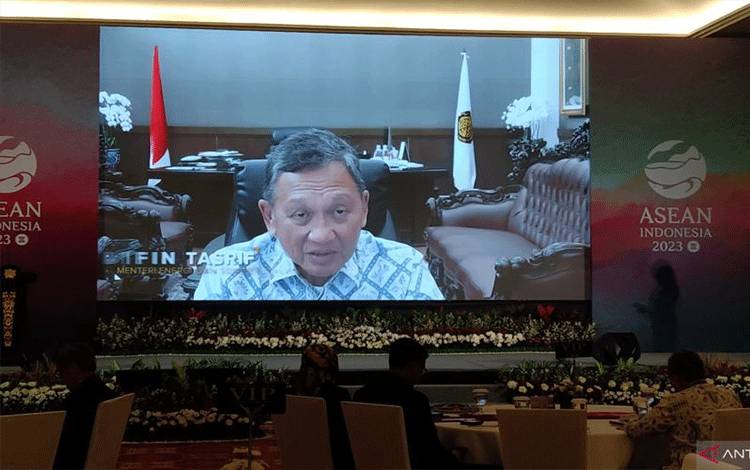 Menteri ESDM Arifin Tasrif memberikan sambutan secara virtual pada Forum Pembiayaan Energi dan Mobilisasi Investasi Energi untuk keamanan energi ASEAN di Bali Nusa Dua Convention Center (BNDCC), Kabupaten Badung, Bali, Rabu (23/8/2023) ANTARA/Dewa Ketut Sudiarta Wiguna