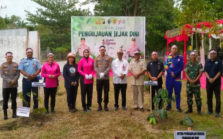 Kapolres Kobar AKBP Bayu Wicaksono foto bersama tamu undangan usai penanaman pohon dalam kegiatan penghijauan, Rabu, 23 Agustus 2023. (FOTO: DANANG)