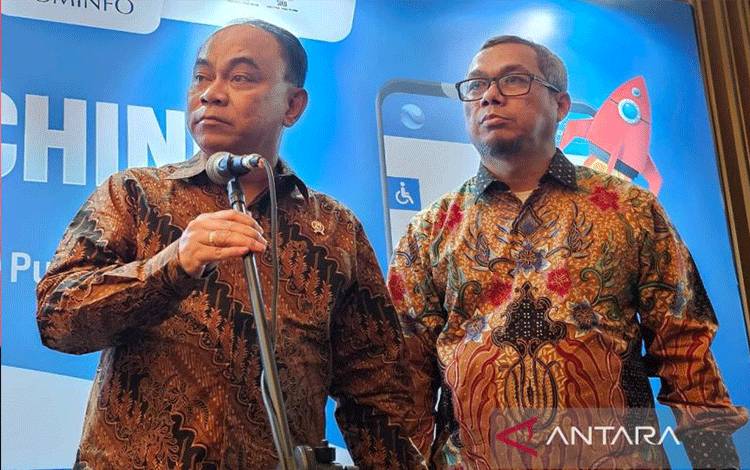 Menteri Komunikasi dan Informatika Budi Arie Setiadi didampingi Direktur Jendral Informasi dan Komunikasi Publik Usman Kansong di Jakarta, Rabu (23/8/2023). (ANTARA/Livia Kristianti)