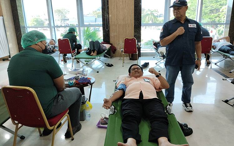 Kepala Perwakilan Bank Indonesia Provinsi Kalimantan Tengah, Taufik Saleh mendonorkan darahnya pada Kamis, 24 Agustus 2023. (FOTO: TESTI PRISCILLA)