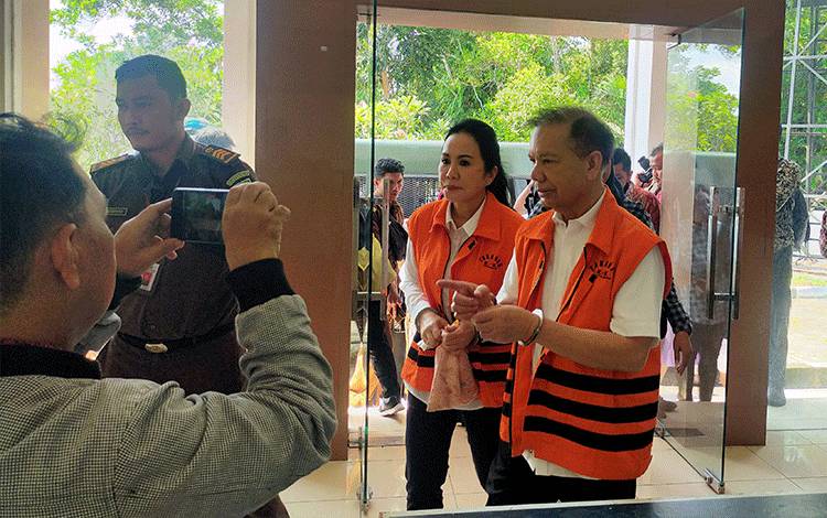 Kedua terdakwa mengenakan rompi oranye dikawal oleh Tim Kejaksaan Negeri Palangka Raya, di Pengadilan Tipikor Palangka, Kamis, 24 Agustus 2023 (Foto : Apriando)