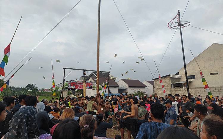 Kegiatan lomba panjat pinang yang dilaksanakan oleh warga Jalan Taman Siswa 1, Kecamatan Baamang, Kabupaten Kotim. Rabu, 23 Agustus 2023. (FOTO: BUDDI)