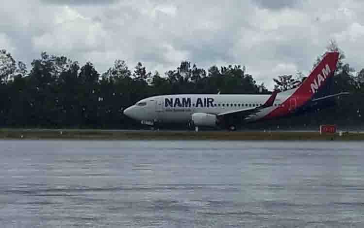 Pesawat yang bersiap take off dari Bandara Iskandar Pangkalan Bun, Kabupaten Kobar.