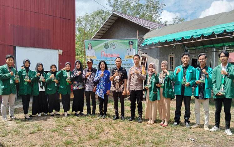 Camat Pulau Petak, Marce bersama Kades Bunga Mawar Mekar dan mahasiswa KKN usai peresmian kantor desa setempat. (FOTO: IST)