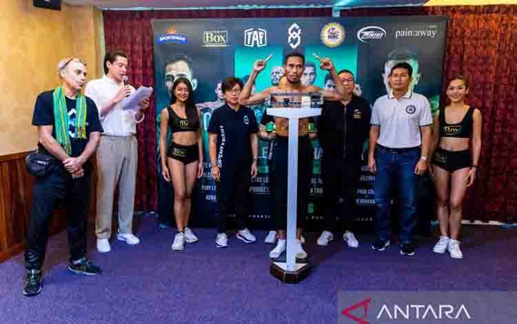 Petinju Indonesia Jon Jon Jet (tengah) saat menjalani sesi timbang badan resmi WBC Asian Boxing Council Continental di Bangkok, Jumat (25/08/2023). (ANTARA/WBC Asian Boxing Council Continental)