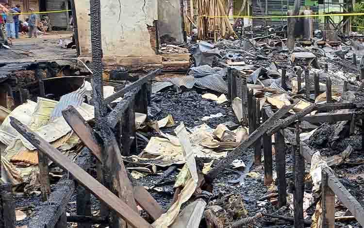 Kebakaran menghanguskan 5 uniit rumah. Dalam perstiwa itu, seseorang berstatus siswa meninggal dunia. (FOTO: DEWIP)