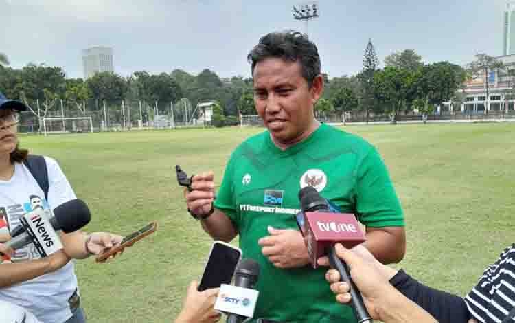 Pelatih tim nasional sepak bola U-17 Indonesia Bima Sakti seusai memimpin latihan di Lapangan A komplek Stadion Gelora Bung Karno, Jakarta, Sabtu (26/08/2023). (ANTARA/FAJAR SATRIYO)