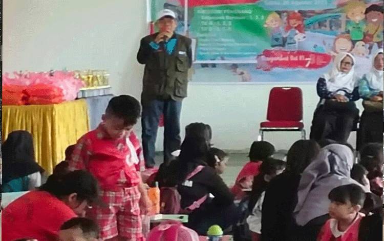 Plt Kadisdik M Irfansyah saat membuka lomba mewarnai dalam rangka HUT Republik Indonesia dan Hari Ulang Tahun Himpunan Pendidik dan Tenaga Kependidikan Anak Usia Dini Indonesia (HIMPAUDI) ke-18. (FOTO: IRFAN)