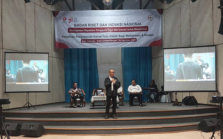 Anggota DPR RI, Mukhtarudin saat hadiri pelatihan penyusunan karya tulis ilmiah bagi pelajar dan mahasiswa yang digelar BRIN, di Kuala Kapuas, Sabtu, 26 Agustus 2023. (FOTO: DODI)