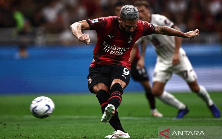 Penyerang AC Milan Olivier Giroud mencetak gol ke gawang Torino pada pertandingan Liga Italia yang dimainkan di Stadion San Siro, Milan, Sabtu (26/8/2023). (ANTARA/AFP/MARCO BERTORELLO).