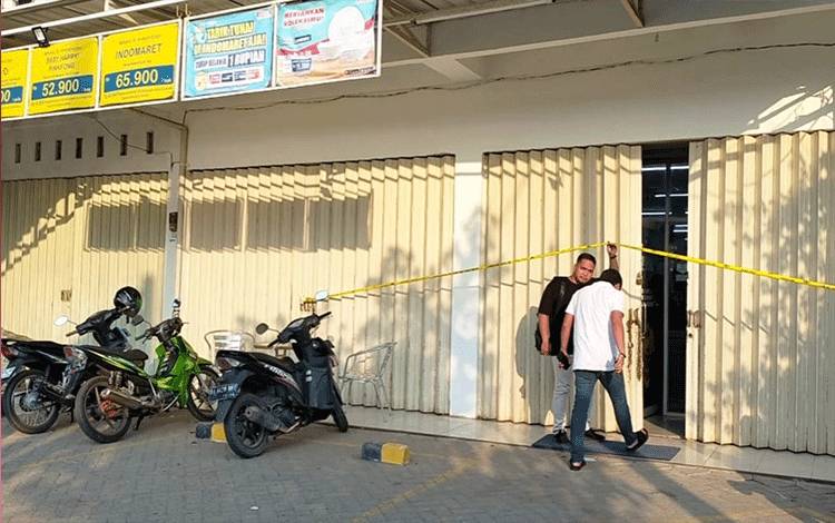 Lokasi kejadian tewaskan karyawan toko retail modern di Palingkau, Kecamatan Kapuas Murung dipasang garis polisi. (FOTO: IST)