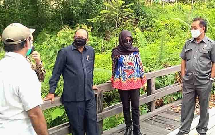 Anggota Komisi IV DPRD Kalteng, Rizki Amalia Darwan Ali (kerudung hitam) ketika melaksanakan reses ke salah satu daerah di Kalteng bersama anggota lainnya. (FOTO: DOK RIZKI AMALIA DARWAN ALI)