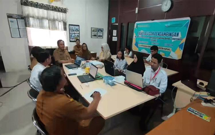Kepala Disarpustaka Kapuas bersama para Operator Aplikasi Srikandi dari sejumlah SOPD pada pendampingan penerapan Aplikasi Srikandi, Senin, 28 Agustus 2023. (FOTO: IST)