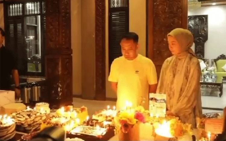 Wali Kota Palangka Raya saat diberi kejutan selamat ulang tahun dari OPD Pemko Palangka Raya ( Foto : IST)