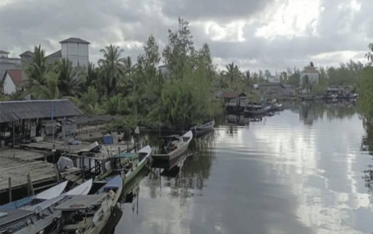 Lantaran kondisi cuaca yang tidak bersahabat para nelayan di Desa Sungai Bakau, Kecamatan Seruyan Hilir Timur, saat ini terpaksa tidak melaut untuk sementara.(Foto : FAHRUL)
