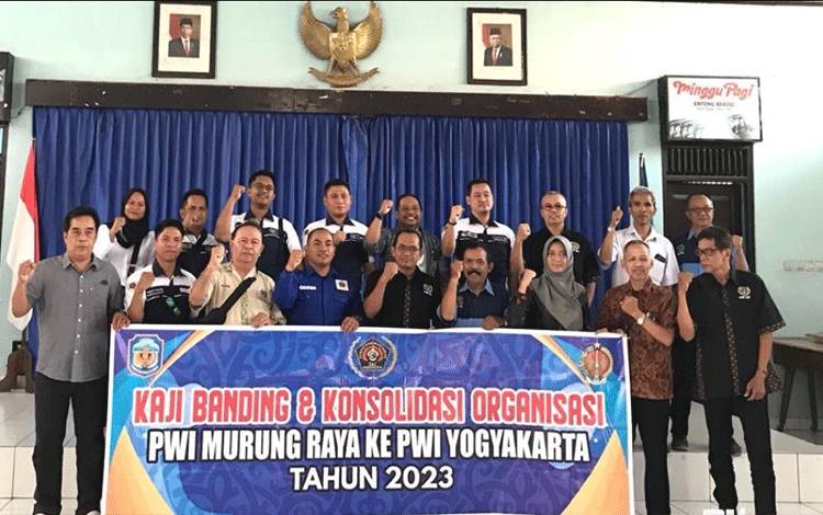 Foto bersama antara anggota Persatuan Wartawan Indonesia (PWI) Kabupaten Murung Raya dan anggota PWI Daerah Istimewa Yogyakarta (DIY).