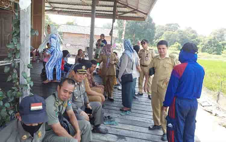 Camat Pahandut Berlianto bersama dengan Lurah Pahandut Ahmad Reza saat meninjau lokasi gang sari 45. (FOTO: IST)