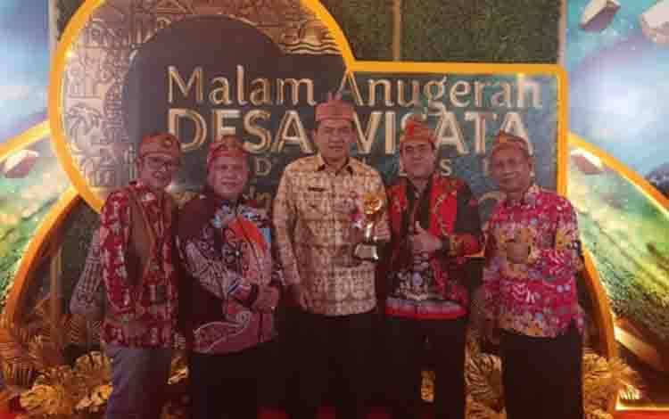 Pj Bupati Kobar Budi Santosa bersama Plh Sekda, Kadis Pariwisata dan Kades Pasir Panjang dan jajaran, usai menerima penghargaan ADWI 2023.