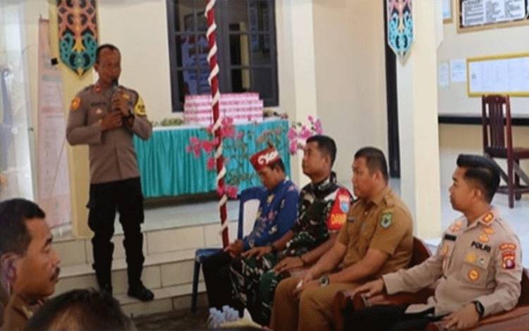 Suasana saat Kapolres Kapuas, AKBP Kurniawan Hartono saat kunjungi Polsek Basarang, Selasa, 29 Agustus 2023. (FOTO: IST)