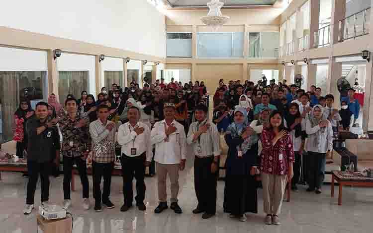 Anggota DPR RI, Willy M Yoseph bersama para peserta pelatihan penyusunan Karya Tulis Ilmiah di Kabupaten Kapuas, Rabu, 30 Agustus 2023. (FOTO: DODI)