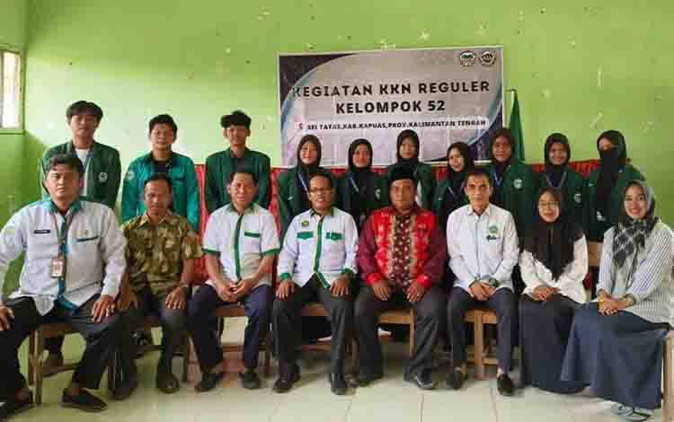 Jajaran MIN 3 Kapuas bersama para mahasiswa IAIN Palangka Raya yang telah menyelesaikan kegiatan KKN. (FOTO: IST)