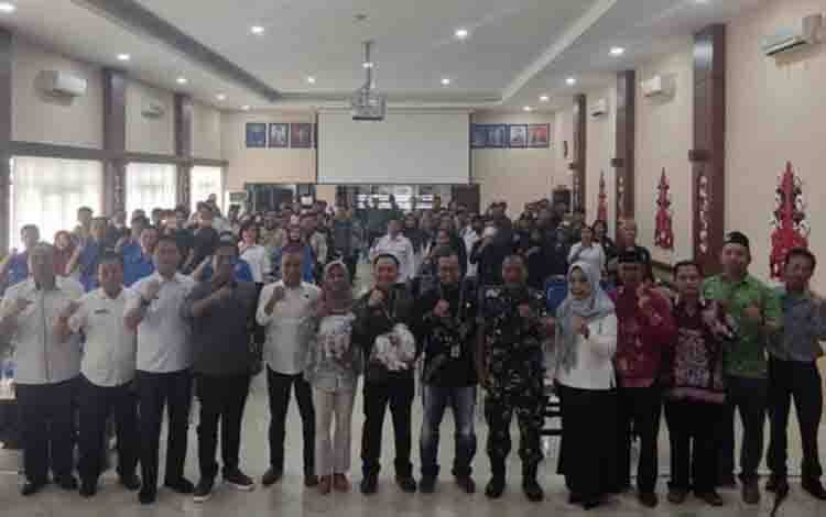 Kepala DPMD Kapuas, Budi Kurniawan bersama jajaran DPMD Kalteng serta peserta sosialisasi peningkatan peran generasi muda desa dan hak politik, pada Rabu, 30 Agustus 2023. (FOTO: IST)
