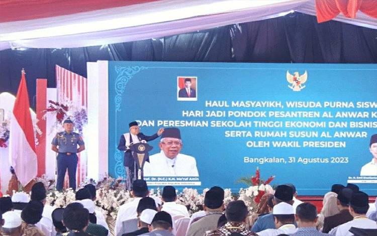 Wapres RI Ma'ruf Amin memberikan pengarahan dalam Haul Masyayikh, Wisuda Purna Siswa, Hari Jadi ke-28, dan peresmian Sekolah Tinggi Ekonomi dan Bisnis Islam serta rumah susun Ponpes Al Anwar di Bangkalan, Pulau Madura, Jawa Timur, Kamis (31/8/2023). (ANTARA/Indra Arief Pribadi) (ANTARA/Indra Arief Pribadi)