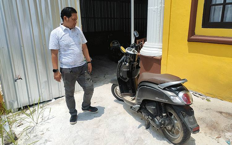 Anggota kepolisian saat menunjukkan barang bukti sepeda motor hasil curian di wilayah Kecamatan Baamang. Jumat, 1 September 2023. (FOTO: BUDDI)
