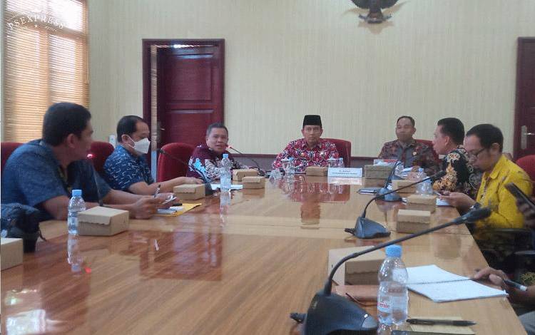 Pj. Bupati Kobar Budi Santosa dan pejabat lainnya dalam Rapat Koordinasi Penerbangan yang digelar Pemkab Kobar, Jumat, 1 September 2023.