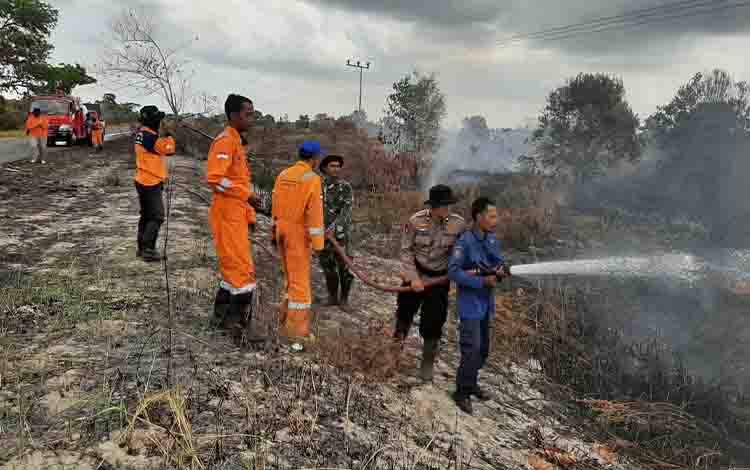 Petugas gabungan saat melaksanakan pemadaman kebakaran lahan di Desa Pematang Panjang, Kecamatan Seruyan Hilir Timur. (FOTO: IST)
