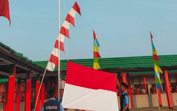 Pengibaran bendera merah putih oleh WBP di Rutan Kelas IIB Kuala Kapuas, Jumat, 1 September 2023. (FOTO: IST)
