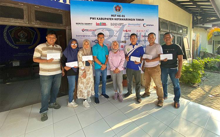 Pemenang lomba berita feature dalam rangka HUT ke-31 PWI Kotawaringin Timur menerima bonus dari Sekretaris Daerah Fajrurrahman, Jumat, 1 September 2023. (FOTO: IST)