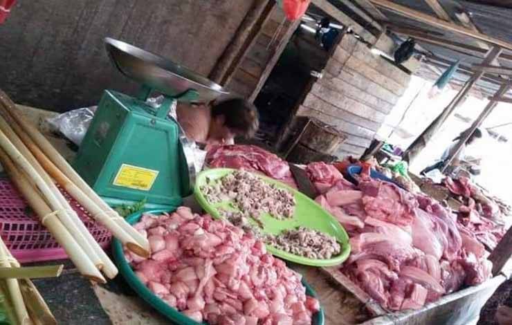 Pedagang daging babi di pasar tradisional Palangka Raya. (FOTO: TESTI PRISCILLA)