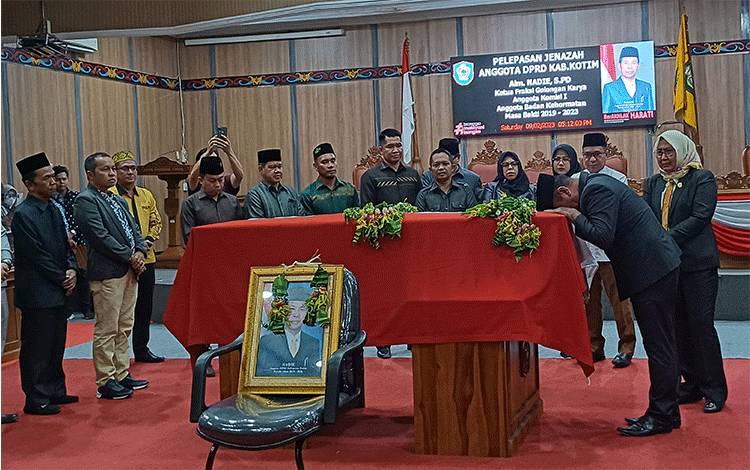 Penghormatan terakhir almarhum Nadie di Ruang Rapat Paripurna DPRD Kabupaten Kotawaringin Timur, Sabtu- 2 September 2023. (FOTO: DEWIP)