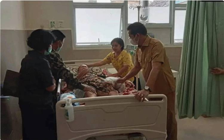 Bupati Mura Perdie M Yoseph saat menjenguk pasien di RSUD Puruk Cahu beberapa waktu lalu.