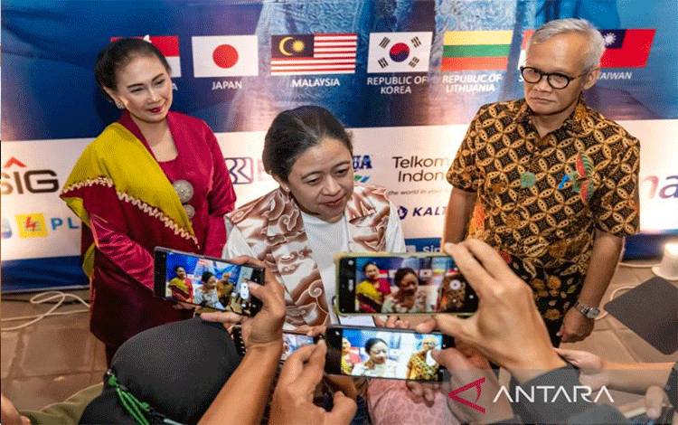 Ketua DPP PDI Perjuangan Puan Maharani (tengah) di Benteng Vastenburg, Solo, Jawa Tengah, Sabtu (2/8/2023) malam. ANTARA/HO-PDIP