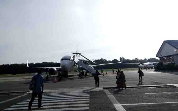 Pesawat di Bandara Haji Asan Sampit. (FOTO: DEWIP)